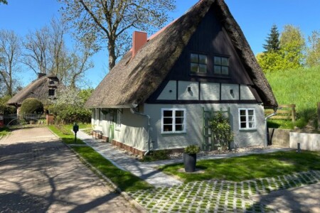 Foto 2 Ferienhaus Ostfriesland Zwischen Elbe und Weser Historische Reetdachkate am Elbdeich (Objekt 99229) buchen