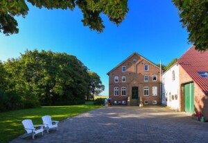 Hof zwischen den Deichen im Wangerland