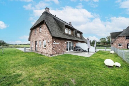 Foto 2 Ferienhaus Ostfriesland Nordfriesland Reetgedecktes Nordseehaus mit Garten, Sauna & Kamin (Objekt 98775) buchen
