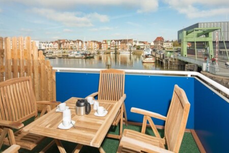 Foto 1 Ferienwohnung Ostfriesland Zwischen Elbe und Weser City-Marina Cuxhaven, Oberdeck (Objekt 88791) buchen