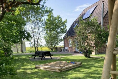 Foto  Ferienhaus Ostfriesland Nordfriesland Großzügiges Ferienhaus mit großem Garten in Alleinlage (Objekt 97921) buchen